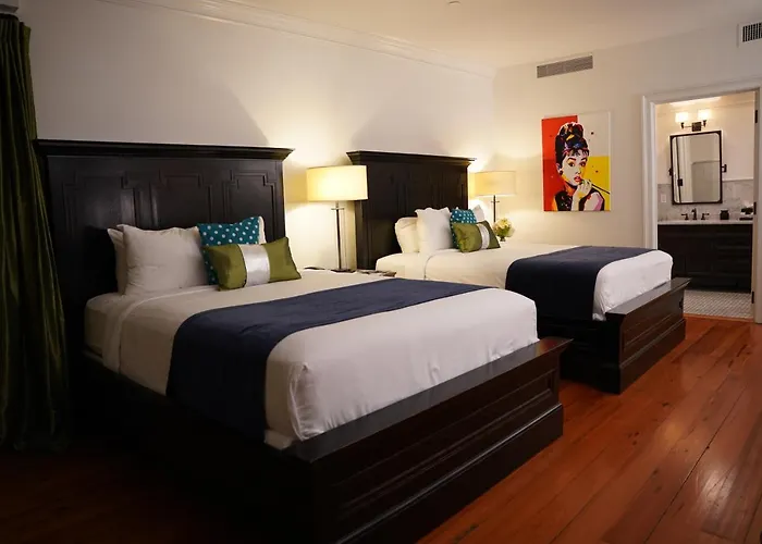 Royal Frenchmen Hotel&Bar