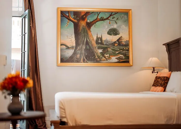 Royal Frenchmen Hotel&Bar